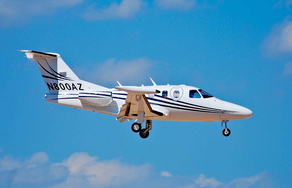 1024px-N800AZ_2008_Eclipse_EA500_C-N_000153_(6004837150)